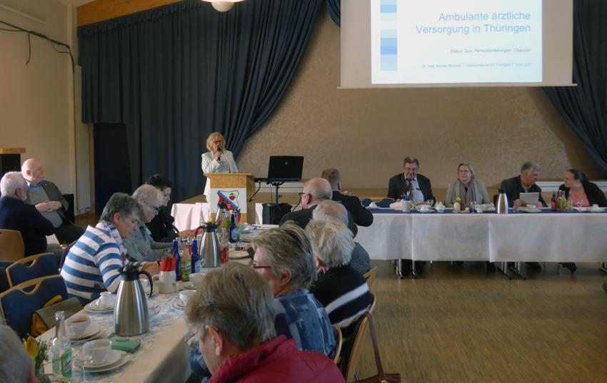 Den Schwerpunkt der Erläuterungen der Vorsitzenden der Kassenärztlichen Vereinigung Thüringen Dr. med. Annette Rommel bildete die ärztliche Versorgung in den ländlichen Gegenden.