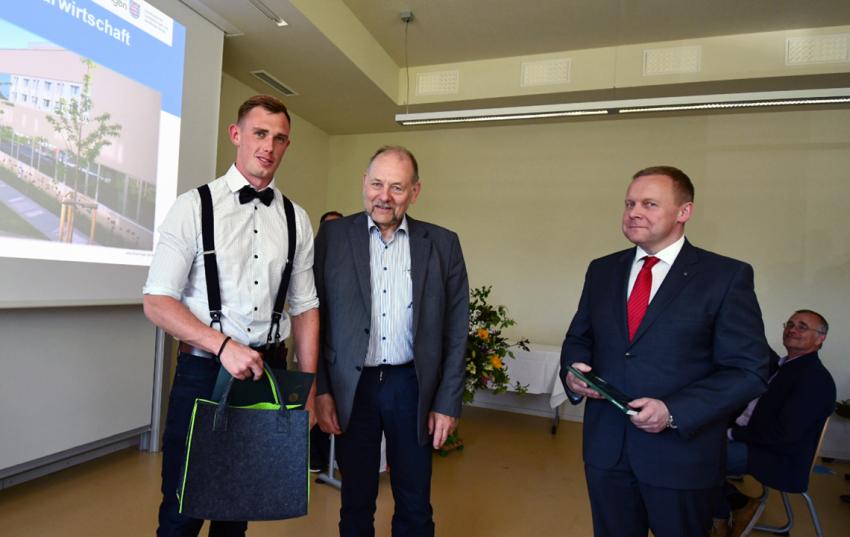 Udo Große (2.v.l.) gratuliert Louis Seidel (1.v.l.) für dessen sehr gute Projektarbeit im Beisein von Fachschulleiteiter Jens Hofmann (3.v.l.)