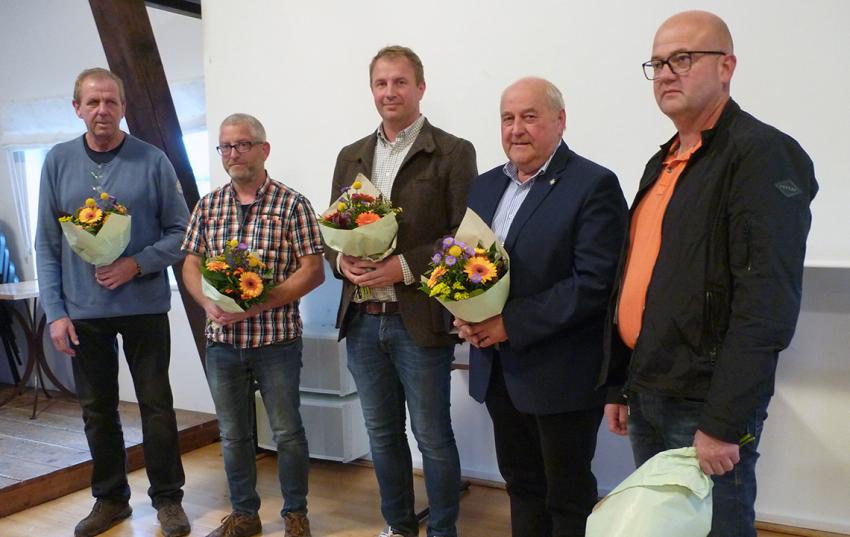 Der neu gewählte Kreisvorstand des Kreisbauernverbandes Ilm-Kreis (v.l.): Sigmar Arnold (Agrar "Agroland" Thörey/ Rehestedt e.G.), Michael Kaiser (LEG Branchewinda mbH, stellv. Kreisvorsitzender), Ralf Gumpert (Agrargenossenschaft Bösleben e.G., Kreisvorsitzender), Rainer Ackermann (Agrargesellschaft Griesheim mbH, stellv. Kreisvorsitzender), Enrico Grotzke (Agrargenossenschft Martinroda e.G.); nicht im Bild: Reinhard Gebser (Agrargesellschaft "Deube" Nahwinden mbH), Martin Heyder (Landwirt aus Stedten), Dorothee Schröder (Elxlebener Feldfrucht KG) und Ingo Adomeit (Groh &amp; Adomeit-Groh GbR Dienstedt) 
