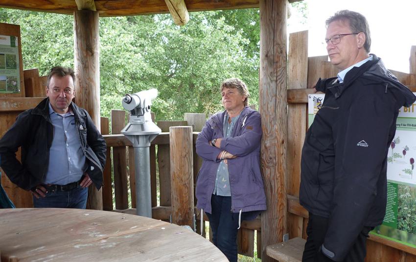 Rundgang im Alperstedter Ried. Im Gepräch (v.l.): Dr. Klaus Wagner, Dr. Kirsten Tackmann, Ralph Lenkert 